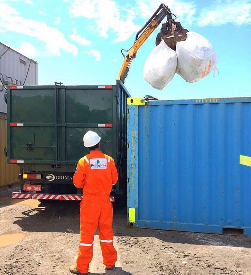 Atividade de limpeza industrial em tanque de óleo
