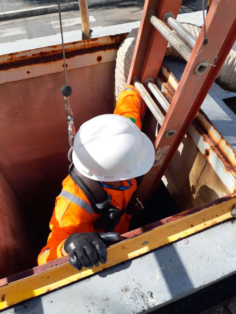 Atividade de limpeza industrial em tanque de óleo